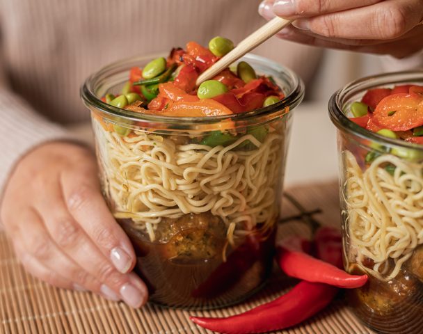 Bocal de boulettes de viande caramélisées et noodles