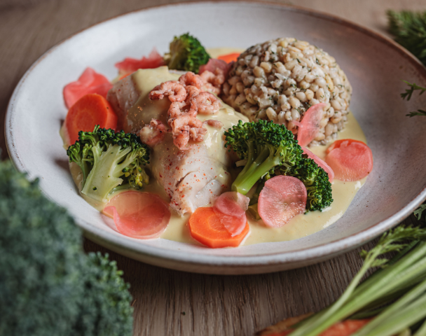Colin, risotto d'orge et de blé, sauce aux crevettes grises