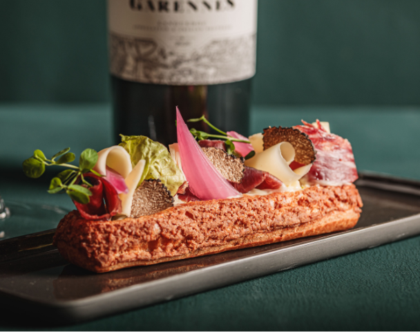 Éclair truffé, copeaux de Bellota, vieux Comté