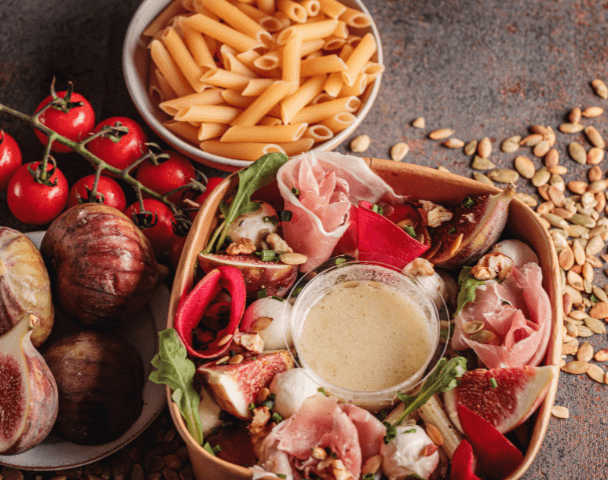 Grande salade penne, jambon cru, figue, mozzarella