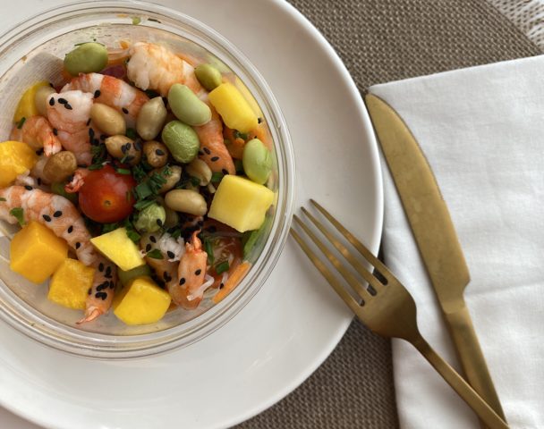 Moyenne salade crevettes à la Thaï