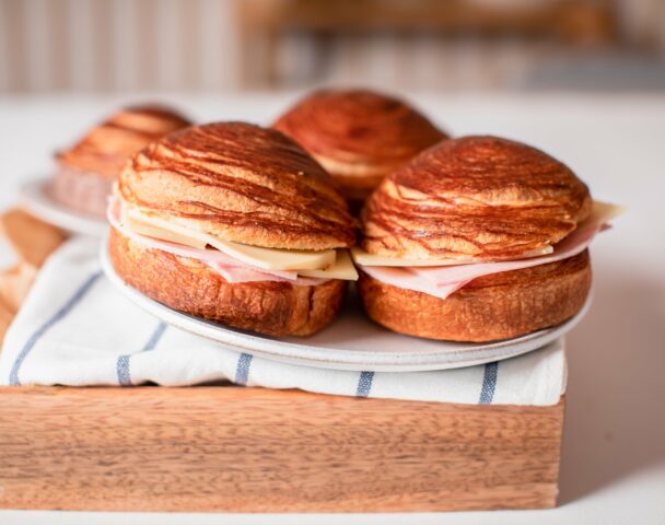 Mini bun feuilleté jambon-emmental