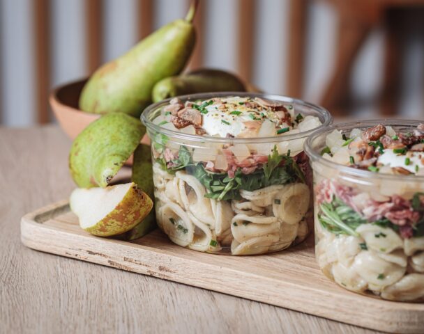 Moyenne salade bufala, poire, châtaigne