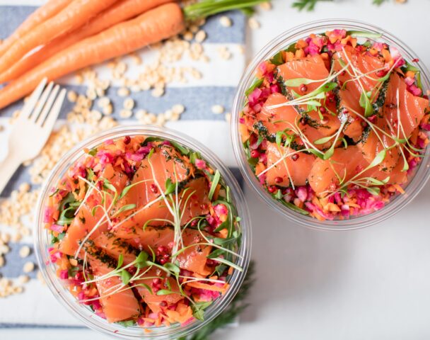 Moyenne salade gravlax de saumon, cœur de blé
