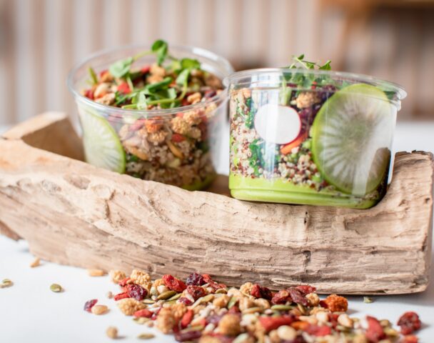 Moyenne salade Spring superfood