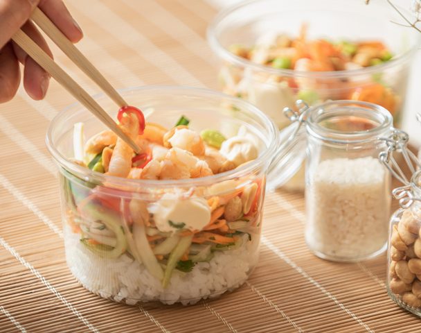 Moyenne salade de crevettes, papaye verte, riz vinaigré