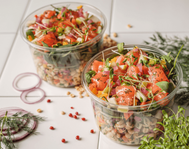 Moyenne salade saumon gravlax, orange, cœur de blé