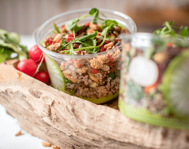 Moyenne salade Spring superfood