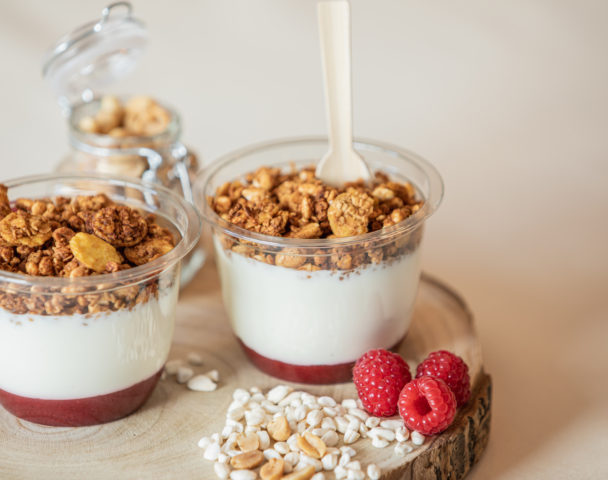 Yaourt fraise framboise granola cacahuètes