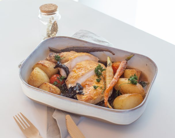 Suprême de volaille aux girolles, pommes de terre grenaille