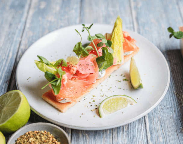Saumon fumé et écrevisses, ricotta au citron vert, sablé breton
